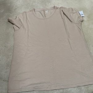 *NWT* Women’s GAP Tee